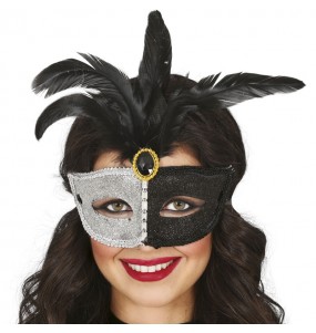 masque argenté et noir avec plume pour compléter vos costumes