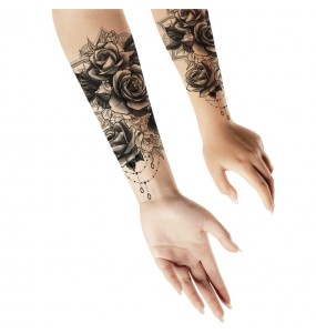 Tatouage de roses pour compléter vos costumes