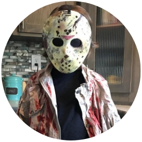 Semez la terreur avec nos costumes emblématiques de Jason de Vendredi 13 pour Halloween. Le cauchemar commence avec vous !
