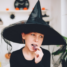 Faux dentier pour Halloween avec taches noires