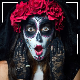 Découvrez notre incroyable collection d'accessoires Halloween pour sublimer votre déguisement en le rendant terrifiant. Trouvez des chapeaux, des masques, des capes et bien plus encore.