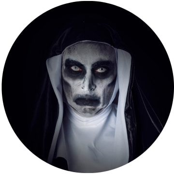 Soyez possédé par le mystère avec nos costumes de La Nonne Valak pour Halloween. Incarnez le mal dans la nuit !
